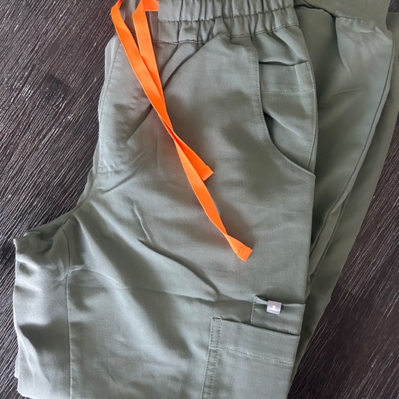 FIGS scrubs sets… original price per set $96 offering $40 per set - Picture 4 of 16